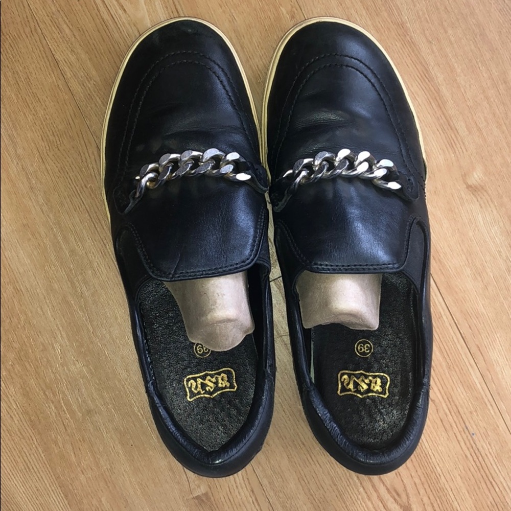 Ash leather sneaker with silver chain